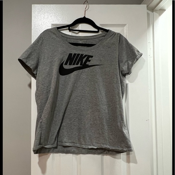 Nike Short Sleeve Shirt - Picture 2 of 2